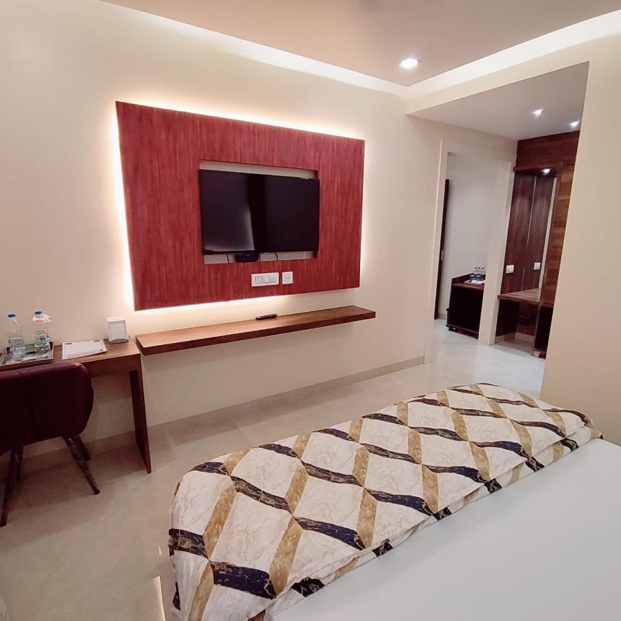 Hotel Luxuria Лудхиана Экстерьер фото
